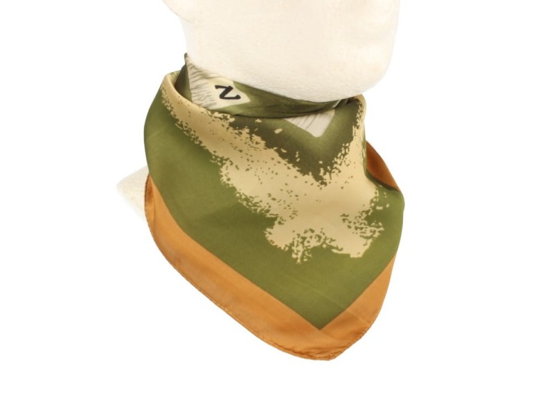 Apaszka Gawroszka - Kwiatowy Urok i Elegancja zielona