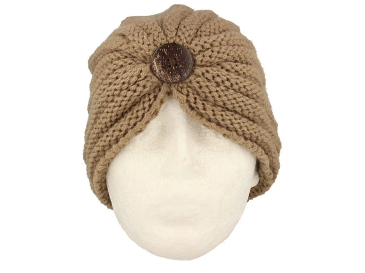 Czapka damska turban damski w kolorze beżowym z guzikiem
