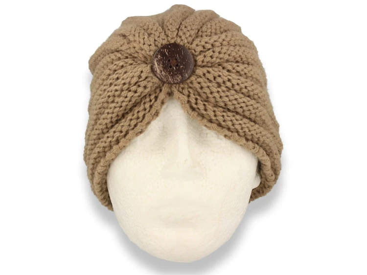 Czapka damska turban damski w kolorze beżowym z guzikiem