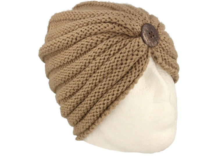 Czapka damska turban damski w kolorze beżowym z guzikiem