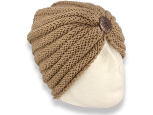 Czapka damska turban damski w kolorze beżowym z guzikiem