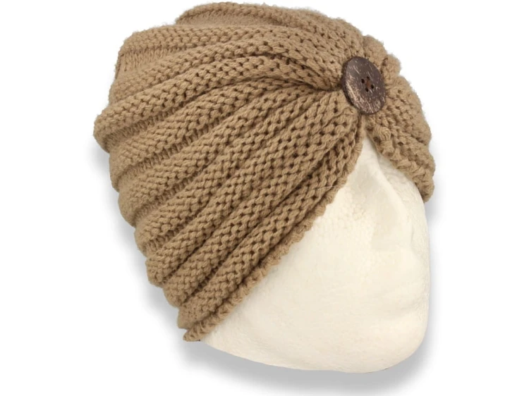 Czapka damska turban damski w kolorze beżowym z guzikiem