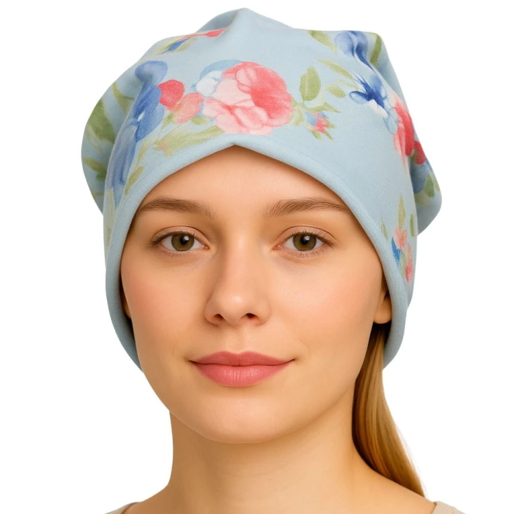 Czapka damska Beanie włoska cienka smerfetka jasnoniebieska w kolorowe kwiaty