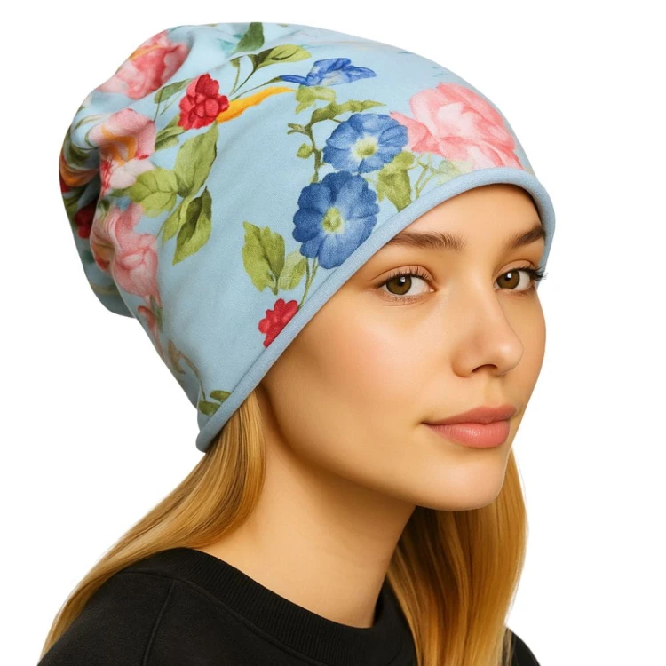 Czapka damska Beanie włoska cienka smerfetka jasnoniebieska w kolorowe kwiaty