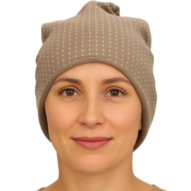 Czapka damska Beanie włoska cienka smerfetka ciemnobeżowa w kropeczki