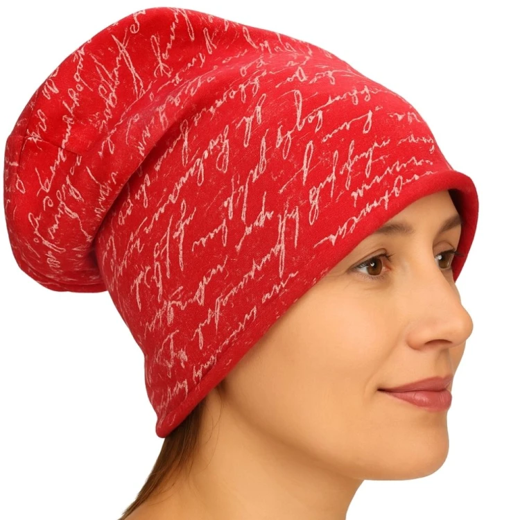Czapka damska Beanie włoska cienka smerfetka czerwona w jasne napisy