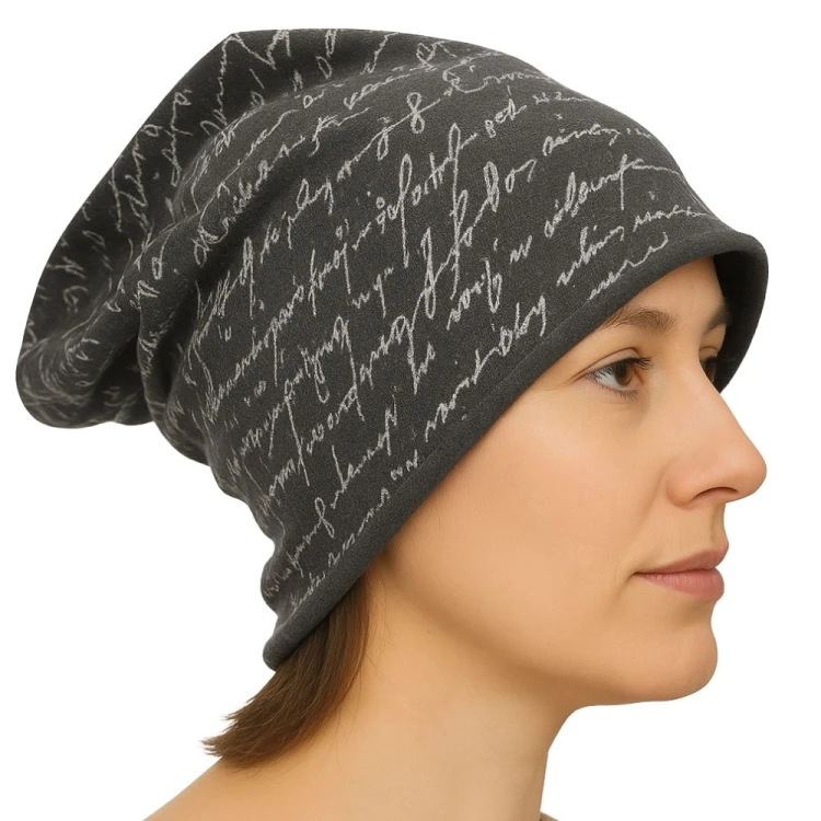 Czapka damska Beanie włoska cienka smerfetka ciemnoszara w jasne napisy