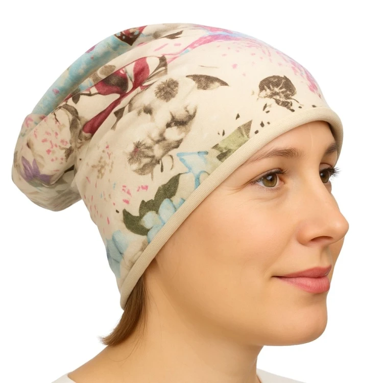 Czapka damska Beanie włoska cienka smerfetka jasnobeżowa w kolorowe kwiaty