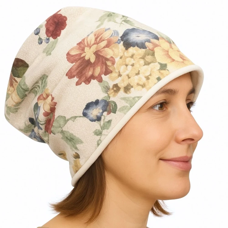 Czapka damska Beanie włoska cienka smerfetka kremowa kwiatowa