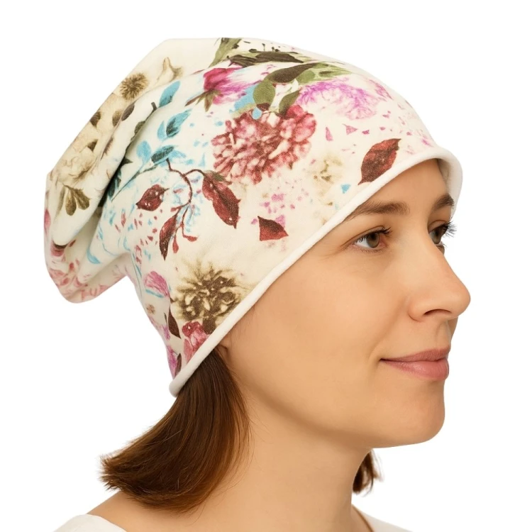 Czapka damska Beanie włoska cienka smerfetka biała w kolorowe kwiaty