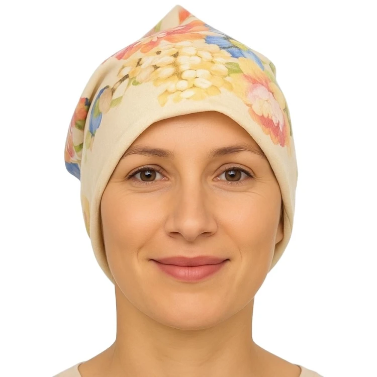 Czapka damska Beanie włoska cienka smerfetka jasnobeżowa w kolorowe kwiaty