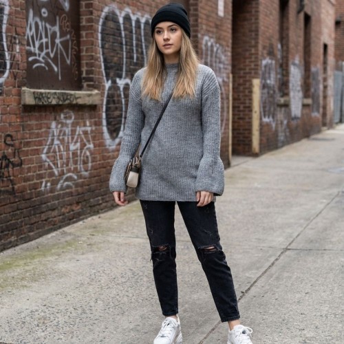 Sweter oversize z dzianiny prążkowanej – szary