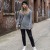 Sweter oversize z dzianiny prążkowanej – szary