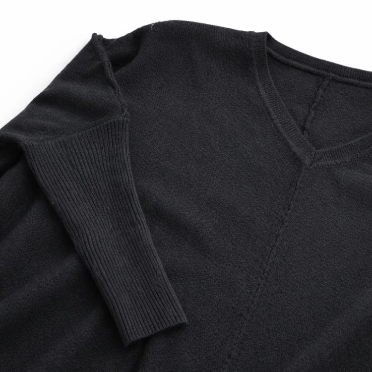 Sweter damski czarny V-neck luźny miękki elegancki Uni