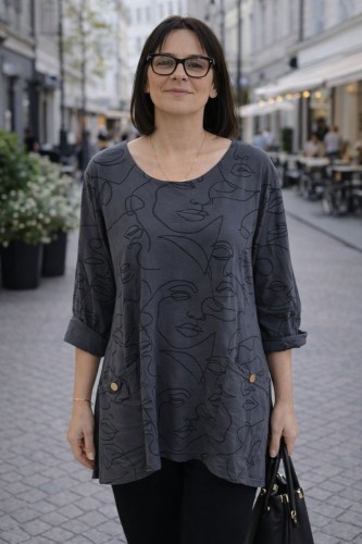 Bluzka damska oversize grafitowa – luźna, wygodna, print twarzy Uni
