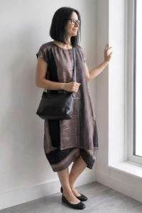 Sukienka damska oversize połysk czarno-różowa luźna artystyczna duży rozmiar