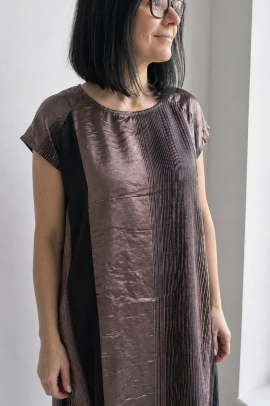 Sukienka damska oversize połysk czarno-różowa luźna artystyczna duży rozmiar