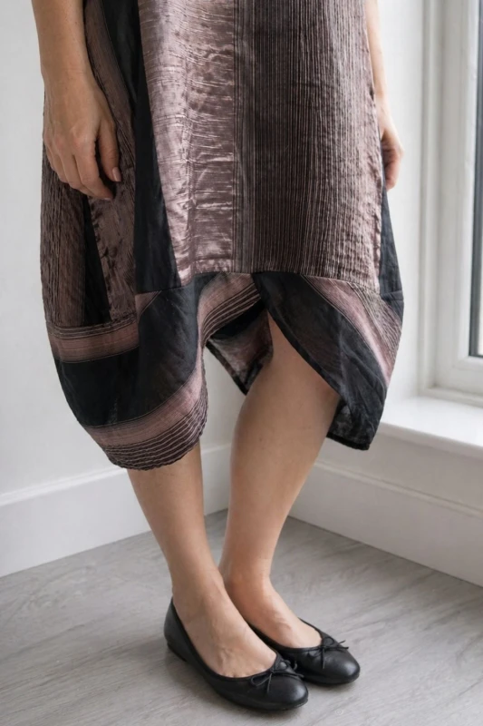 Sukienka damska oversize połysk czarno-różowa luźna artystyczna duży rozmiar