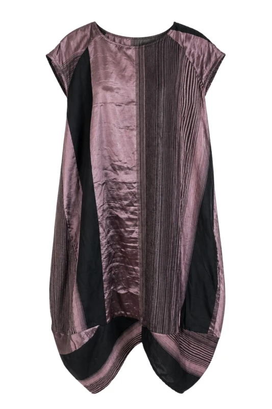Sukienka damska oversize połysk czarno-różowa luźna artystyczna duży rozmiar