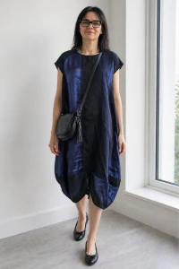 Sukienka damska oversize połysk czarno-granatowa luźna artystyczna duży rozmiar 