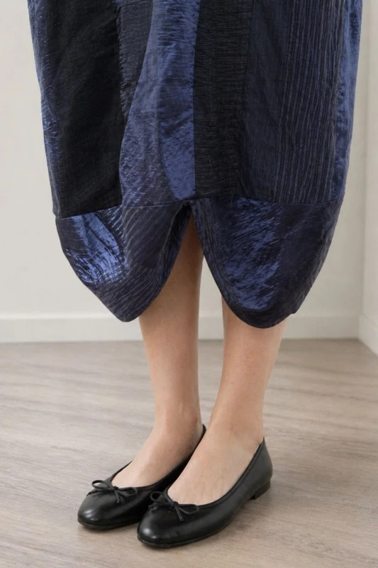 Sukienka damska oversize połysk czarno-granatowa luźna artystyczna duży rozmiar