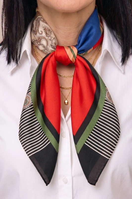 Apaszka Gawroszka - Kwiatowy Urok i Elegancja czerwony