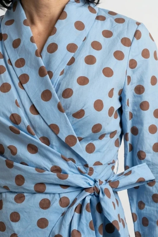 Bluzka damska kopertowa w grochy niebieska wiązana elegancka Italy