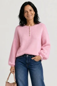 Sweter damski pudrowy róż 30% alpaka z ozdobnymi guzikami One Size