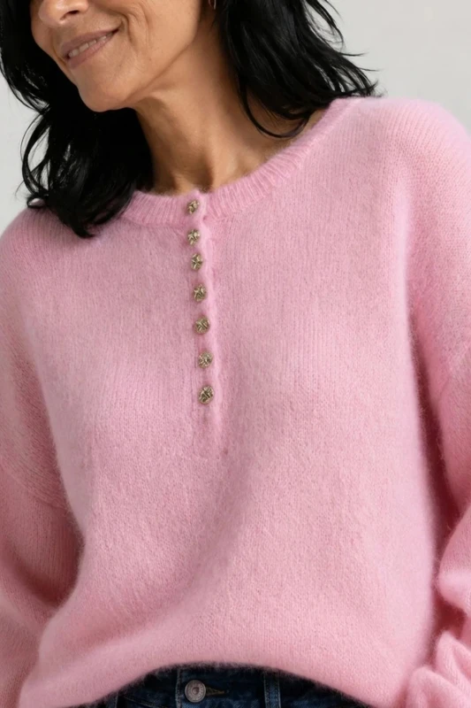 Sweter damski pudrowy róż 30% alpaka z ozdobnymi guzikami One Size