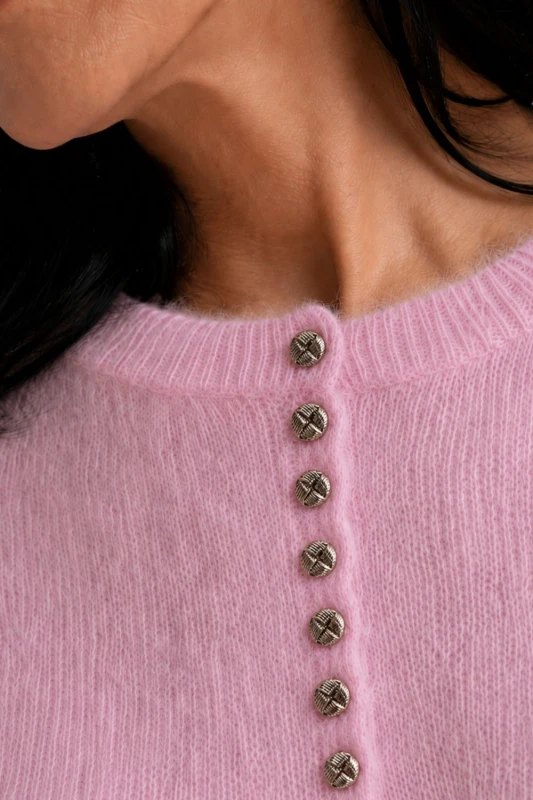 Sweter damski pudrowy róż 30% alpaka z ozdobnymi guzikami One Size