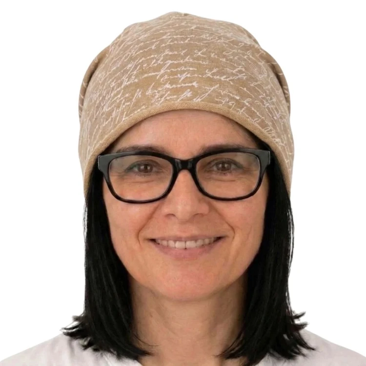 Czapka damska Beanie włoska cienka smerfetka beżowa w napisy