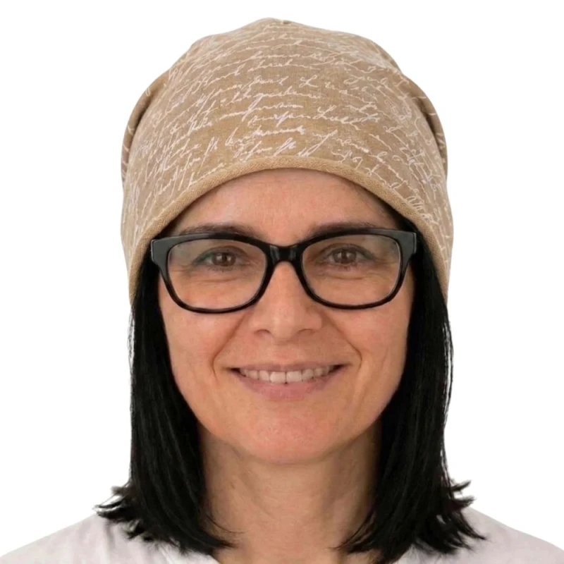 Czapka damska Beanie włoska cienka smerfetka beżowa w napisy