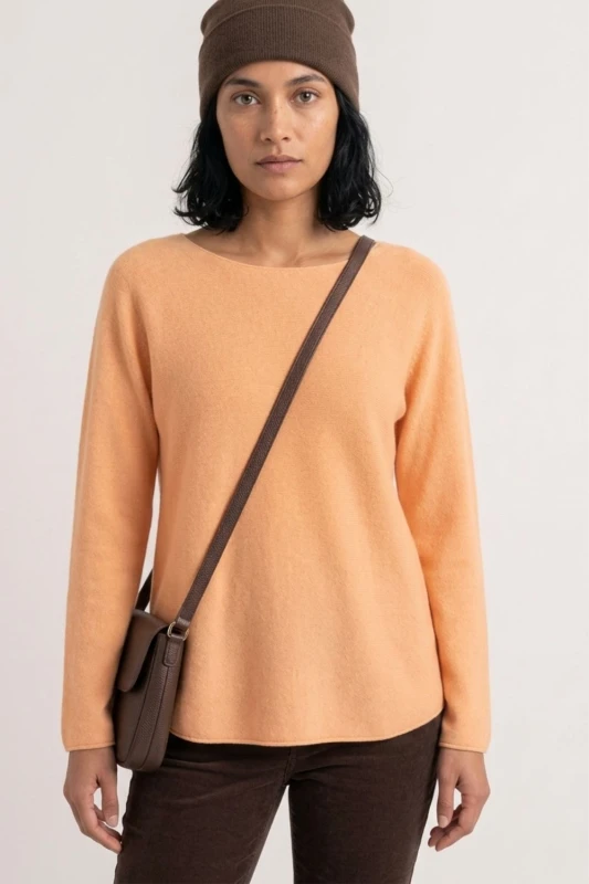 Sweter damski łososiowy z przeszyciami dekolt łódka One Size