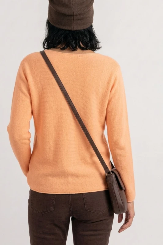 Sweter damski łososiowy z przeszyciami dekolt łódka One Size