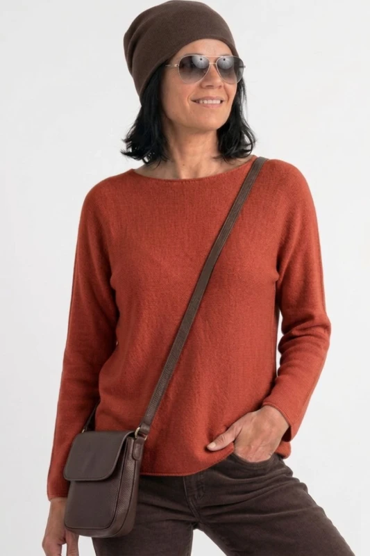 Sweter damski ceglasty z przeszyciami dekolt łódka One Size