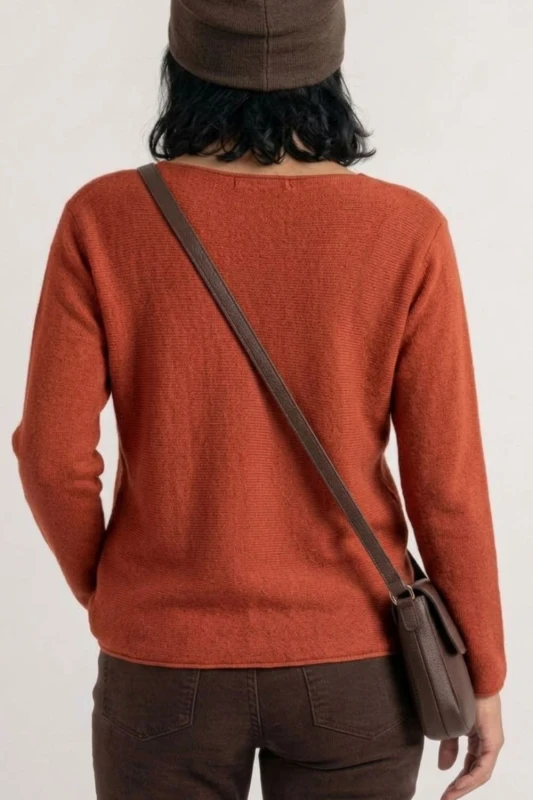 Sweter damski ceglasty z przeszyciami dekolt łódka One Size