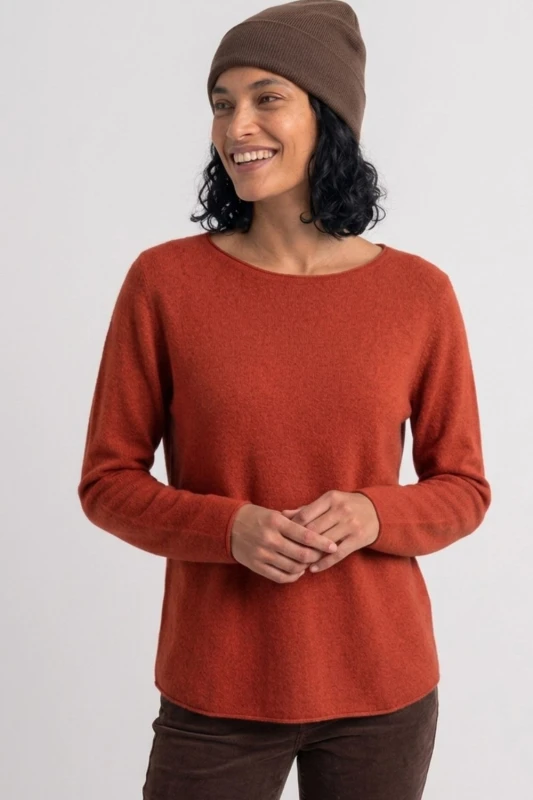 Sweter damski ceglasty z przeszyciami dekolt łódka One Size