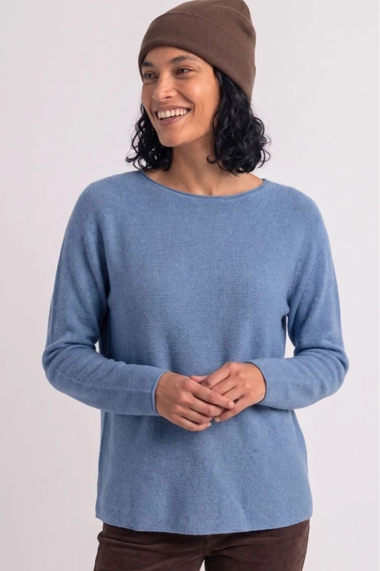 Sweter damski niebieski denim z przeszyciami dekolt łódka One Size
