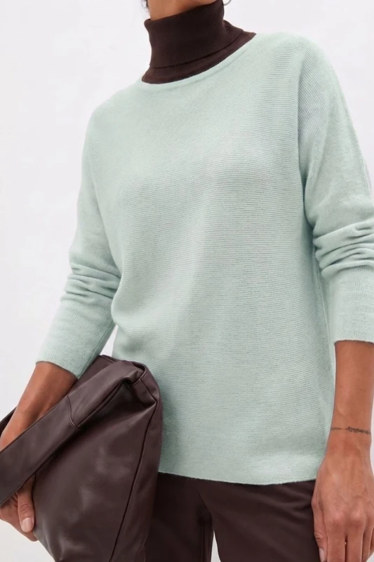 Sweter damski jasna mięta z przeszyciami dekolt łódka One Size