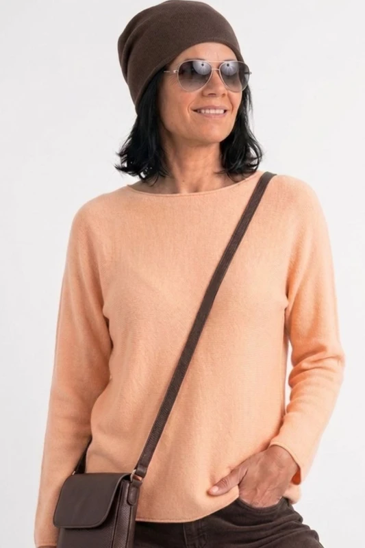 Sweter damski pudrowy brzoskwiniowy z przeszyciami dekolt łódka One Size
