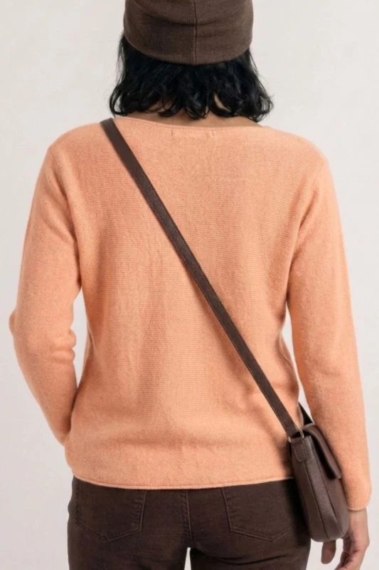 Sweter damski pudrowy brzoskwiniowy z przeszyciami dekolt łódka One Size