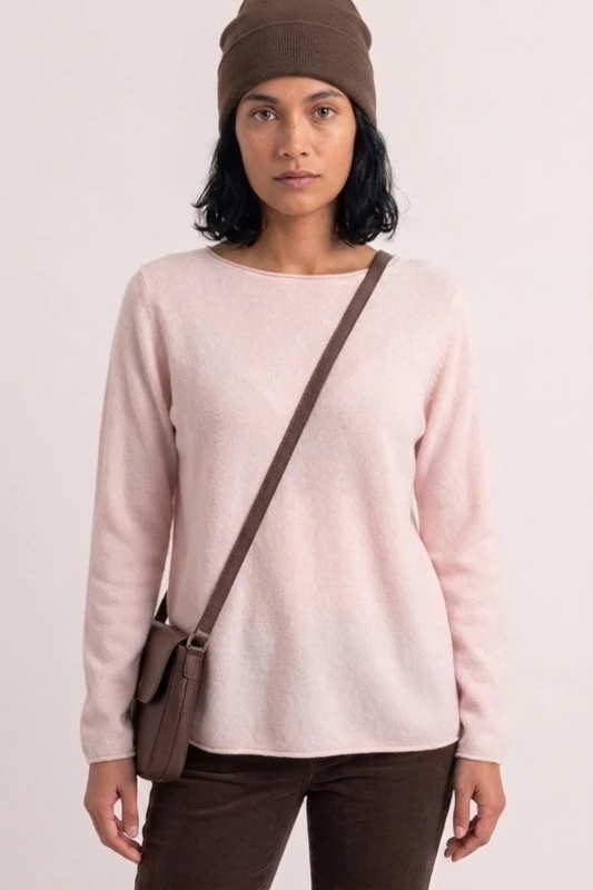 Sweter damski pudrowy róż z przeszyciami dekolt łódka One Size