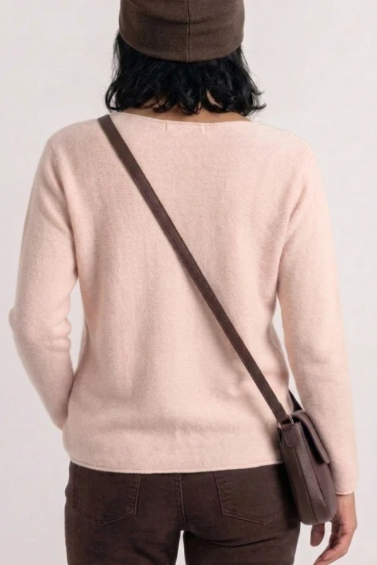 Sweter damski pudrowy róż z przeszyciami dekolt łódka One Size