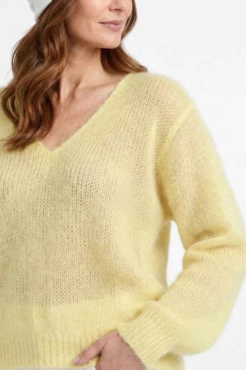 Sweter damski pastelowy żółty 60% kid moher dekolt w szpic Made in Italy