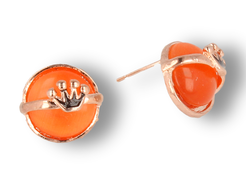 Kolczyki okrągłe przyozdobione znakiem korony